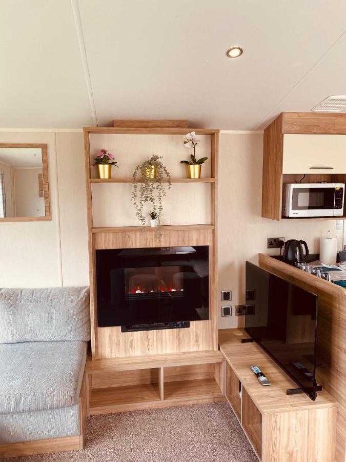 8 Bed Sun Decked Caravan Unlimited High Speed Wifi And Fun At Seawick Holiday Park Clacton-on-Sea Zewnętrze zdjęcie