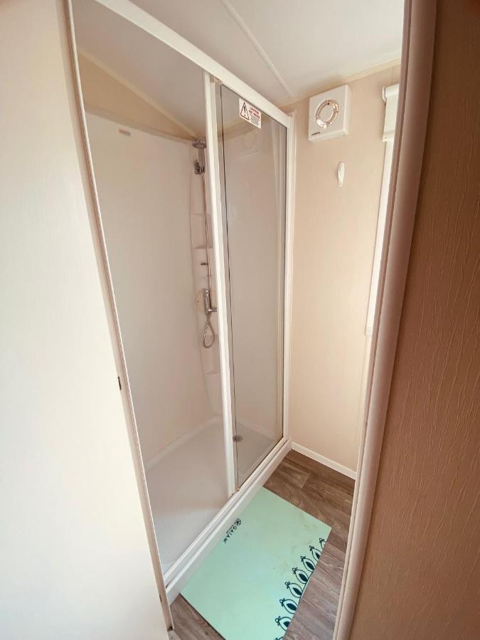 8 Bed Sun Decked Caravan Unlimited High Speed Wifi And Fun At Seawick Holiday Park Clacton-on-Sea Zewnętrze zdjęcie