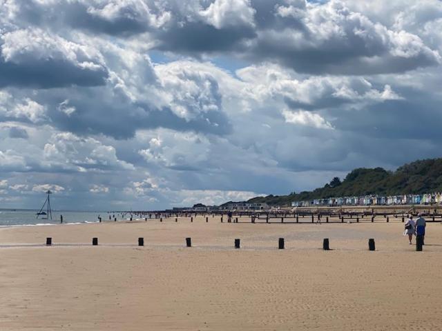 8 Bed Sun Decked Caravan Unlimited High Speed Wifi And Fun At Seawick Holiday Park Clacton-on-Sea Zewnętrze zdjęcie