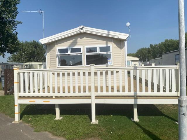 8 Bed Sun Decked Caravan Unlimited High Speed Wifi And Fun At Seawick Holiday Park Clacton-on-Sea Zewnętrze zdjęcie