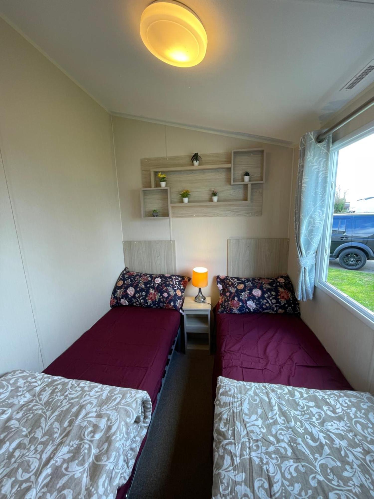 8 Bed Sun Decked Caravan Unlimited High Speed Wifi And Fun At Seawick Holiday Park Clacton-on-Sea Zewnętrze zdjęcie