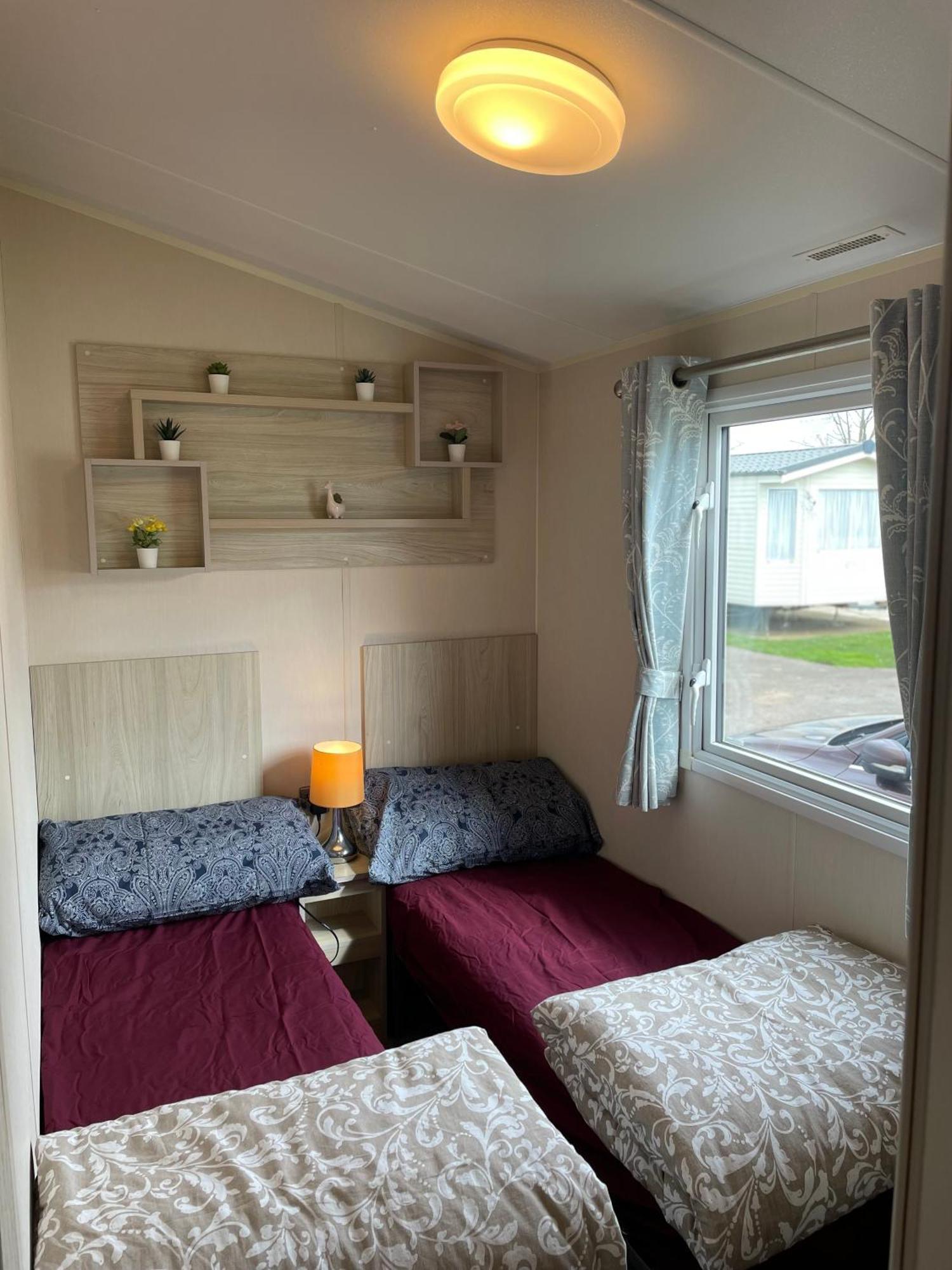 8 Bed Sun Decked Caravan Unlimited High Speed Wifi And Fun At Seawick Holiday Park Clacton-on-Sea Zewnętrze zdjęcie